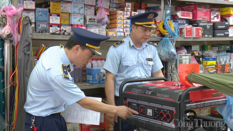 Lực lượng quản lý thị trường Lạng Sơn kiểm tra hàng hóa
