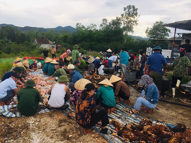 Hà Tĩnh: Trại gà hàng ngàn con chết ngộp do hỏng quạt thông gió, cả làng chung tay giúp đỡ