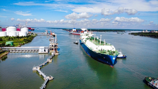 Thời khắc lịch sử: Chuyến tàu nhập khẩu LNG đầu tiên cập bến Thị Vải sáng 10/7/2023