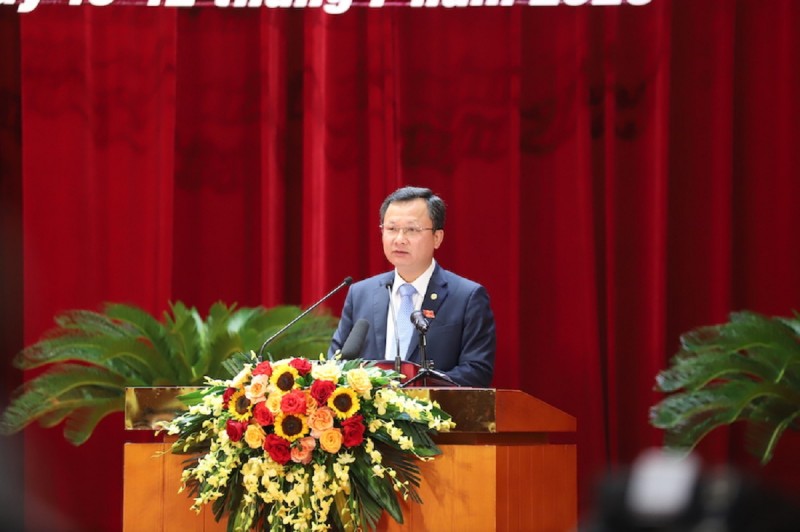 Quyền Chủ tịch UBND tỉnh Quảng Ninh Cao Tường Huy báo cáo về tình hình kinh tế - xã hội, điều hành của UBND tỉnh 6 tháng đầu năm 2023, nhiệm vụ 6 tháng cuối năm