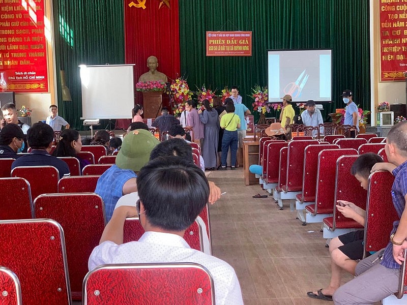 Người dân bỏ phiếu đấu giá 56 lô đất tại xã Quỳnh Hưng, huyện Quỳnh Lưu, tỉnh Nghệ An
