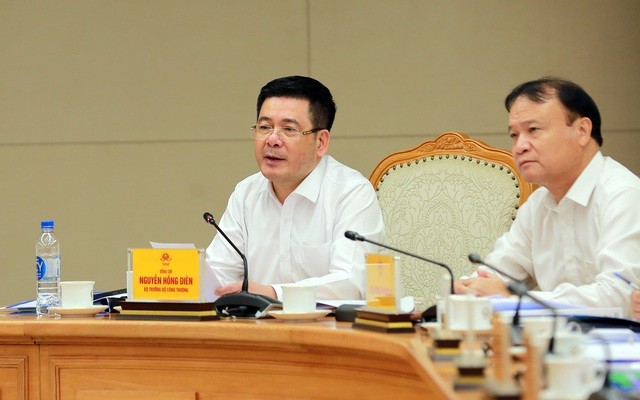 Bộ trưởng Bộ Công Thương Nguyễn Hồng Diên trao đổi về một số vấn đề đặt ra trong hội nhập kinh tế quốc tế - Ảnh: VGP