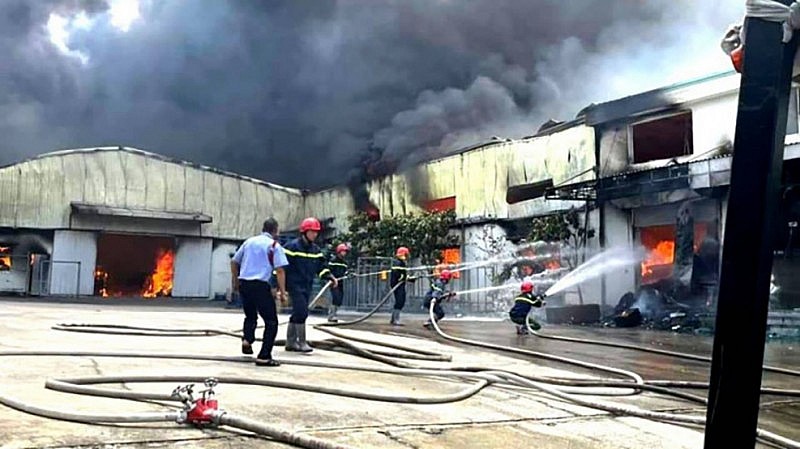 Bình Dương: Cháy lớn ở công ty dệt may, gần 1.500m2 nhà xưởng bị thiêu rụi