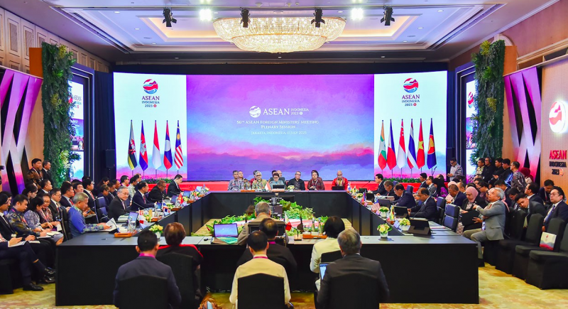 phiên họp toàn thể Hội nghị AMM-56 với trọng tâm thảo luận về tiến trình xây dựng Cộng đồng ASEAN, triển khai Tầm nhìn ASEAN về Ấn Độ Dương-Thái Bình Dương, quan hệ đối ngoại và cấu trúc khu vực