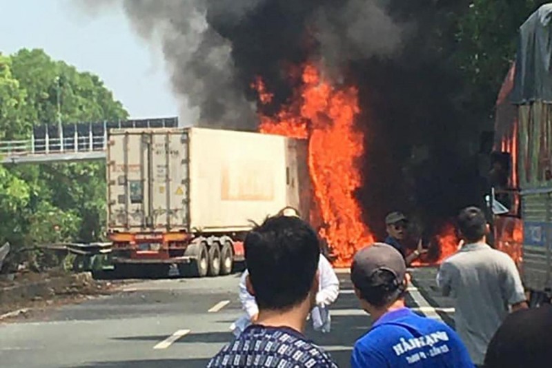 Bộ Công an thông tin vụ xe container bốc cháy dữ dội trên cao tốc Pháp Vân