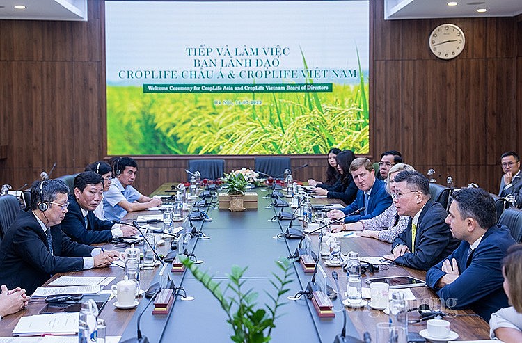 Thứ trưởng Bộ Nông nghiệp và Phát triển nông thôn Hoàng Trung tiếp và làm việc với Ban lãnh đạo Hiệp hội CropLife Châu Á và CropLife Việt Nam ngày 11/7/2023 tại Bộ Nông nghiệp và Phát triển nông thôn.