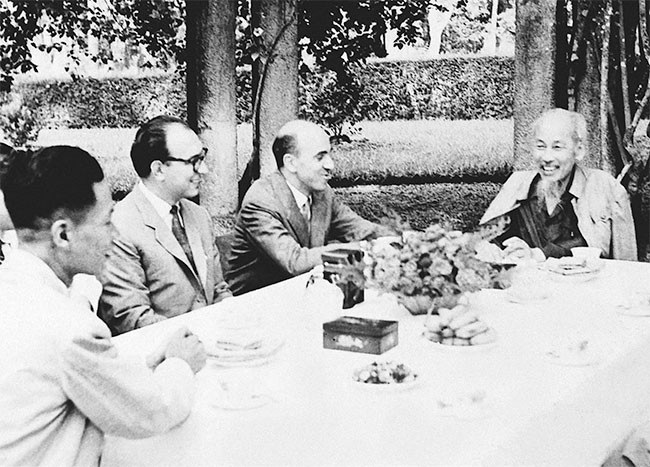Chủ tịch Hồ Chí Minh tiếp đoàn nhà báo L’Unita của Đảng Cộng sản Italy, ngày 12-5-1959. Ảnh tư liệu 