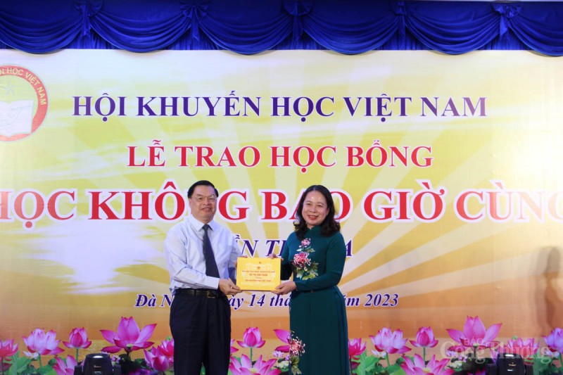 Phó Chủ tịch nước Võ Thị Ánh Xuân trao học bổng cho học sinh miền Trung – Tây Nguyên vượt khó
