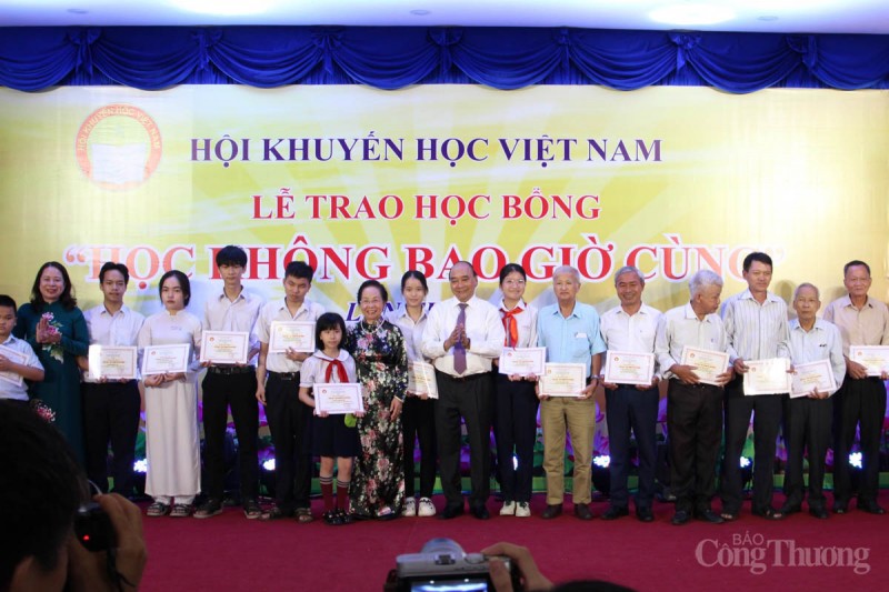 Phó Chủ tịch nước Võ Thị Ánh Xuân trao học bổng cho học sinh miền Trung – Tây Nguyên vượt khó