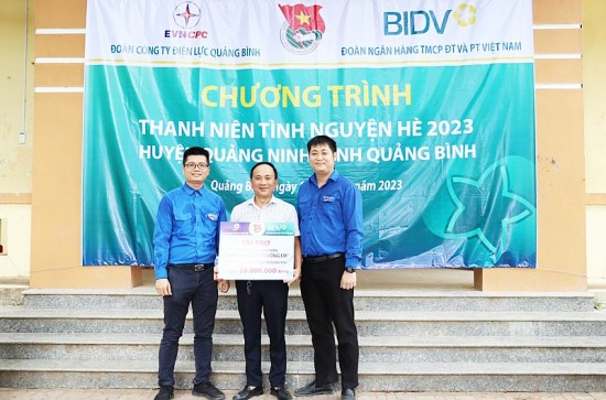 PC Quảng Bình: Trao tặng công trình chiếu sáng cho trường Dân tộc nội trú