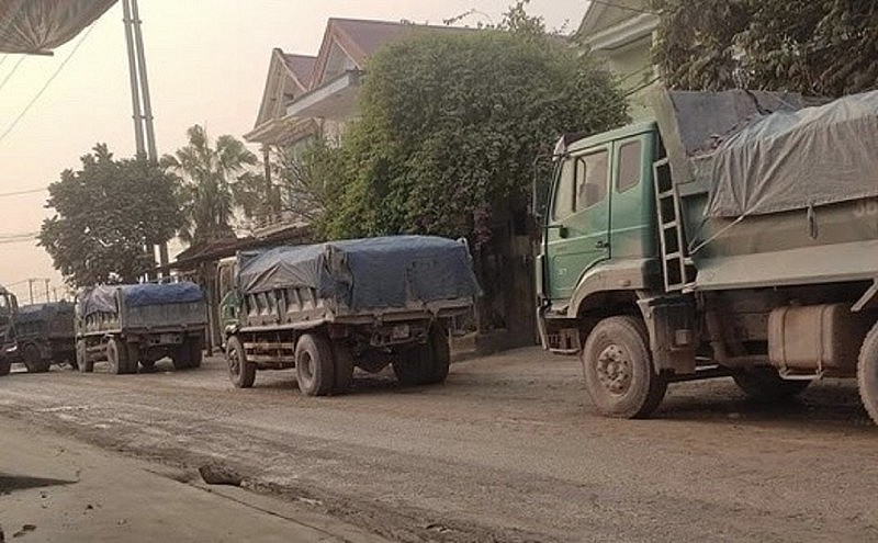 Người dân ở Thanh Hóa chặn xe vì con đường xuống cấp nghiêm trọng