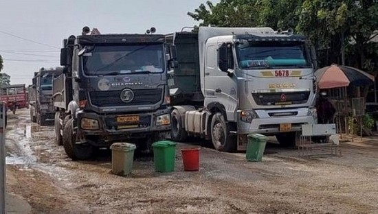 Người dân ở Thanh Hóa chặn xe tải trọng lớn "cày nát" tỉnh lộ 525