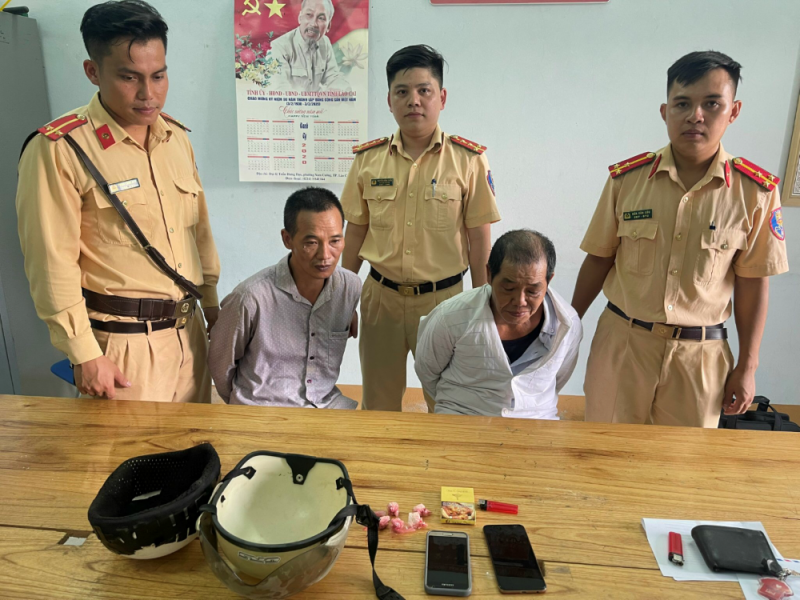 Lào Cai: Cảnh sát giao thông huyện Bát Xát bắt quả tang 2 đối tượng tàng trữ trái phép chất ma túy