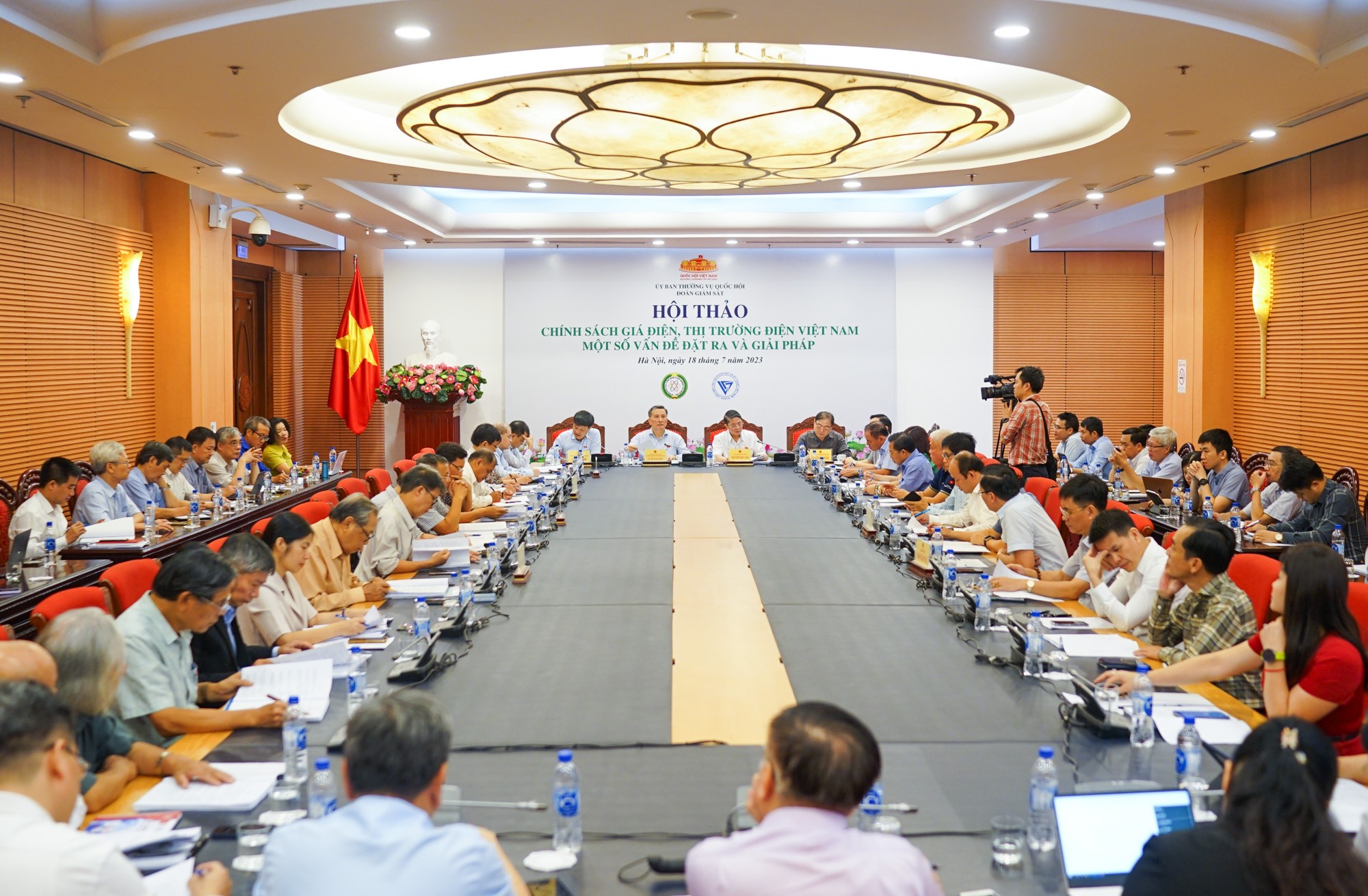 Họp bàn giải pháp cho chính sách giá điện, thị trường điện Việt Nam