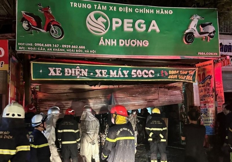 Hà Nội: Cháy cửa hàng sửa xe máy khiến 3 người trong một gia đình tử vong