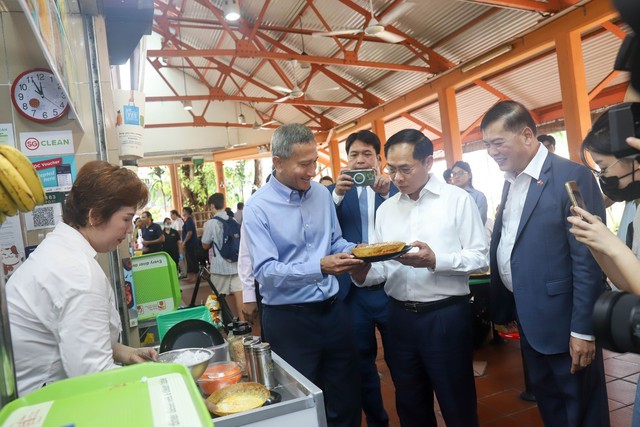 Bộ trưởng Ngoại giao Singapore và Việt Nam thưởng thức ẩm thực đường phố