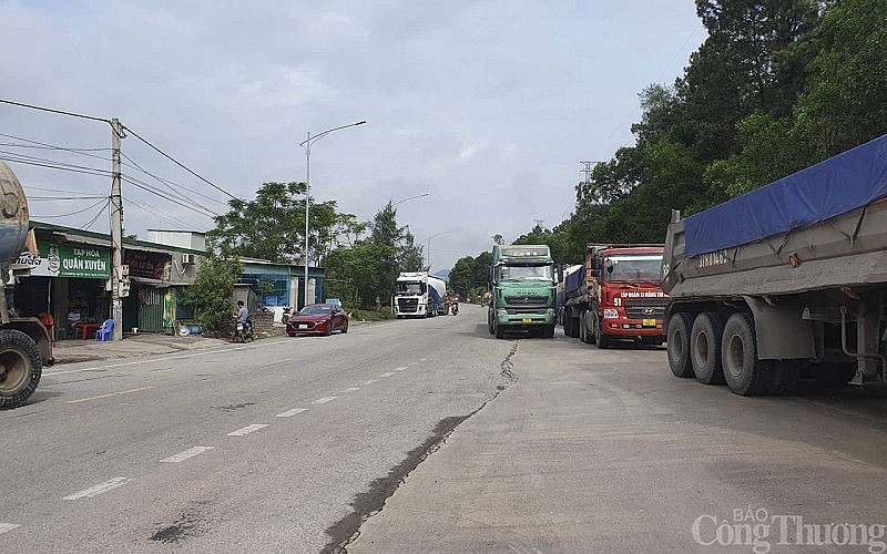 Người dân lại chặn xe tải vào cảng Quốc tế Vissai ở Nghệ An