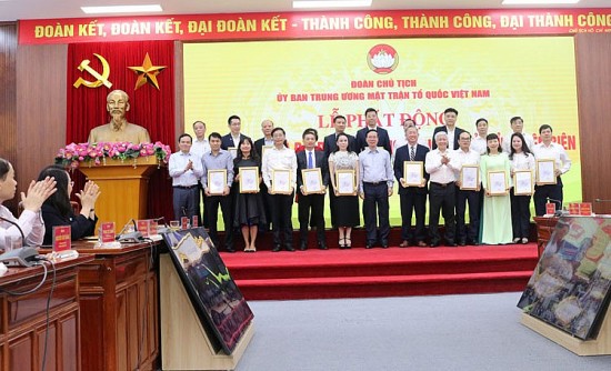 Vinataba ủng hộ 500 triệu đồng, hỗ trợ làm nhà đại đoàn kết cho người nghèo tỉnh Điện Biên