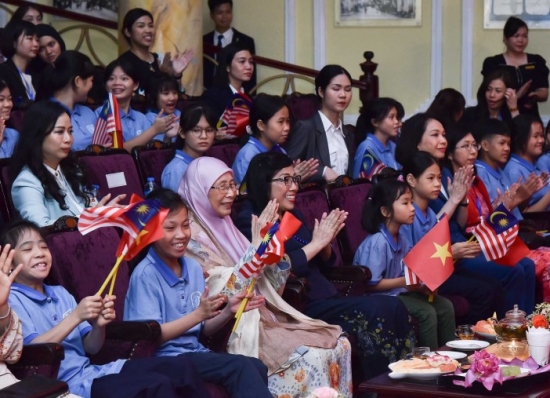 Hai Phu nhân Thủ tướng Việt Nam và Malaysia thưởng thức nghệ thuật múa rối nước
