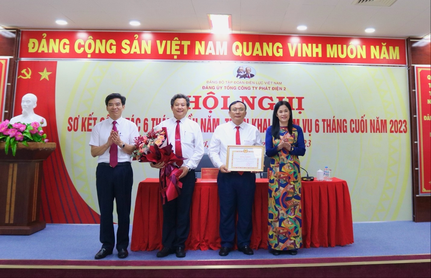 Đ/c Nguyễn Thị Kim Phương và đ/c Nguyễn Hữu Tuấn trao Bằng khen và hoa cho đại diện Đảng bộ EVNGENCO2