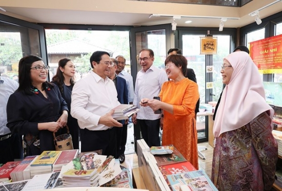 Thủ tướng Việt Nam và Malaysia cùng thăm phố sách, thưởng thức cà phê