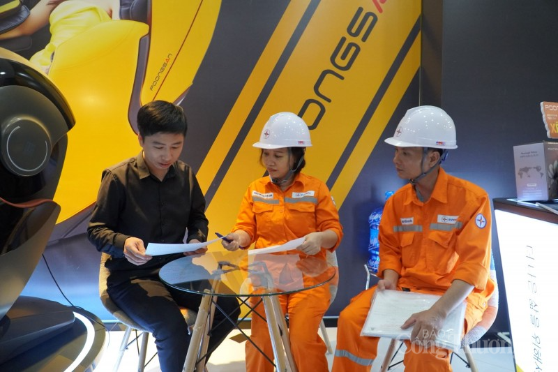 Khách hàng đồng hành cùng PC Quảng Ninh trong việc thực hành tiết kiệm điện