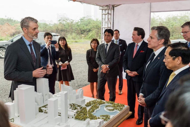 Ngoại trưởng Mỹ Antony Blinken và Bộ trưởng Ngoại giao Bùi Thanh Sơn xem mô hình khu phức hợp Đại sứ quán mới của Mỹ