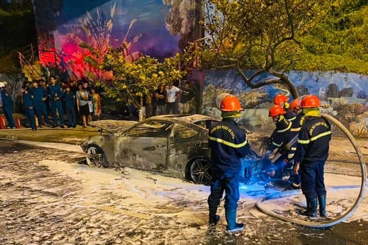 Xe ô tô 4 chỗ bốc cháy dữ dội khi đang lưu thông ở Nha Trang