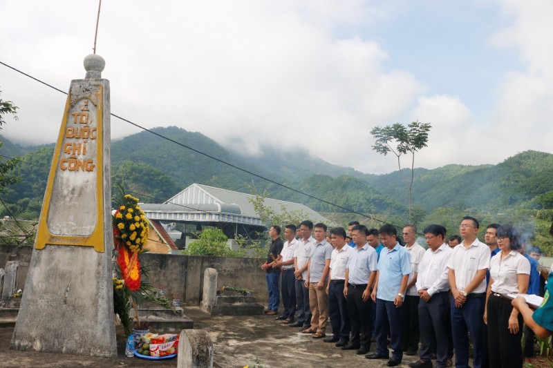 Lãnh đạo TSHPCo, Lãnh đạo UBND xã Trung Sơn cùng Đoàn viên, thanh niên dâng hương tại Đài tưởng niệm Anh hùng liệt sĩ tại xã Trung Sơn