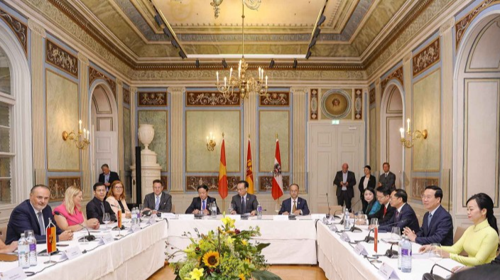 Trong khuôn khổ chuyến thăm chính thức Cộng hòa Áo, sáng ngày 25/7, Chủ tịch nước Võ Văn Thưởng và Phu nhân đã tới thăm bang Burgenland và gặp Thủ hiến bang Hans Peter Doskozil.
