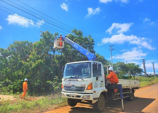 PC Đắk Nông: Đảm bảo an toàn điện trong mùa mưa bão 2023