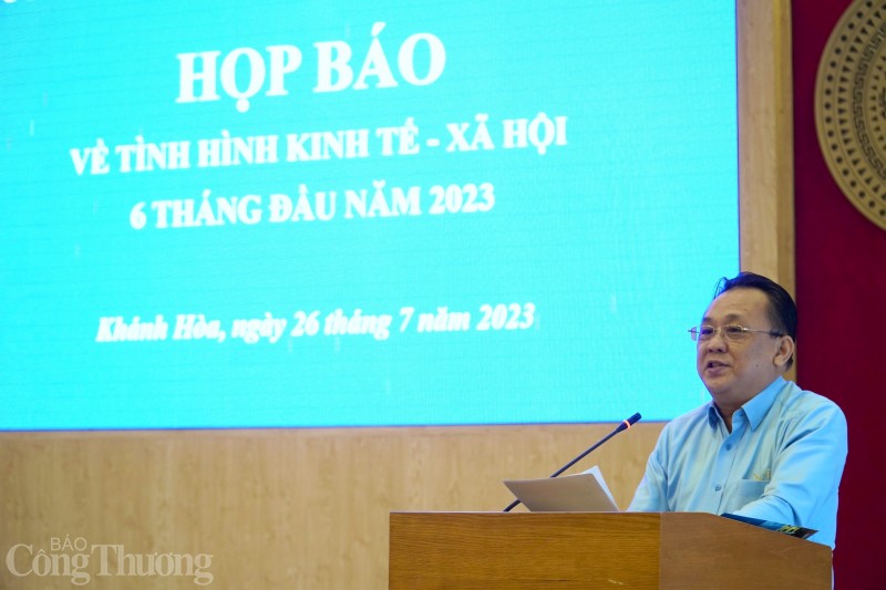 Ông Lê Hữu Hoàng - Phó Chủ tịch UBND tỉnh Khánh Hòa phát biểu chỉ đạo tại buổi họp báo.
