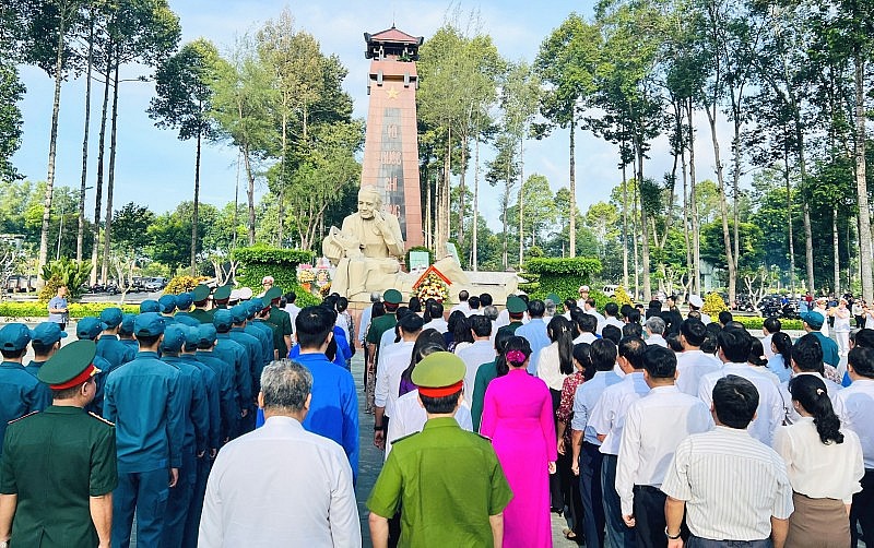 Lãnh đạo TP. Hồ Chí Minh dâng hương tưởng nhớ các Anh hùng liệt sĩ