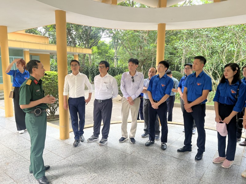 Đoàn Thanh niên Viện Năng lượng thăm Khu di tích Đá Chông - K9