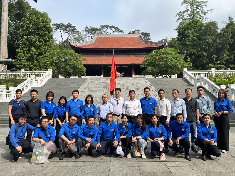 Đoàn Thanh niên Viện Năng lượng thăm Khu di tích Đá Chông - K9
