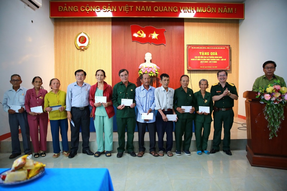 BSR tổ chức dâng hương tri ân các anh hùng liệt sĩ tại Nghĩa trang liệt sĩ huyện Bình Sơn