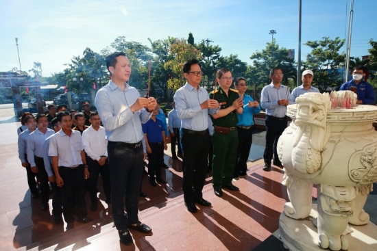 BSR tổ chức dâng hương tri ân các anh hùng liệt sĩ tại Nghĩa trang liệt sĩ huyện Bình Sơn