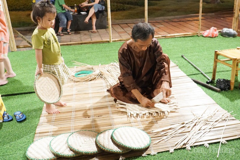 Du khách thích thú trải nghiệm ẩm thực và nghề truyền thống miền Trung