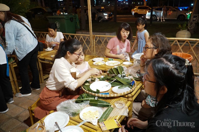Du khách thích thú trải nghiệm ẩm thực và nghề truyền thống miền Trung