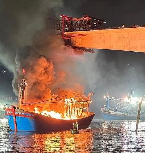 Đang tìm nguyên nhân loạt tàu cá cháy dữ dội ở cảng Lạch Quèn, Nghệ An