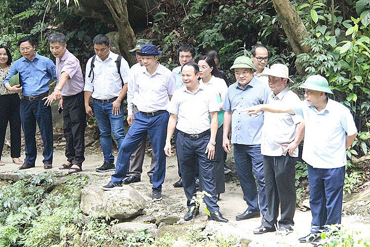 Bộ trưởng Bộ NN&PTNT Lê Minh Hoan khi đến thăm các hộ dân tham gia mô hình bảo vệ rừng tại cộng đồng thuộc thôn 1, xã Lĩnh Sơn, huyện Anh Sơn