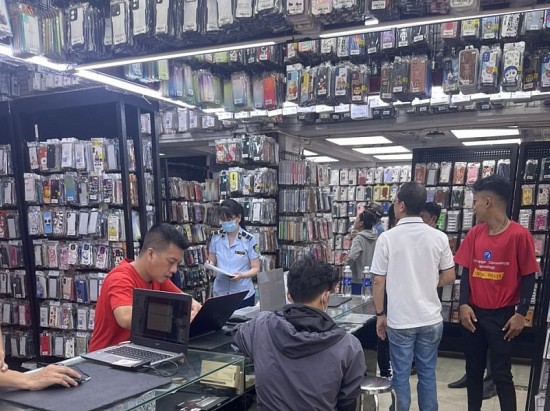 TP. Hồ Chí Minh: Phát hiện 3 cửa hàng bán phụ kiện, thiết bị điện thoại di động nhập lậu