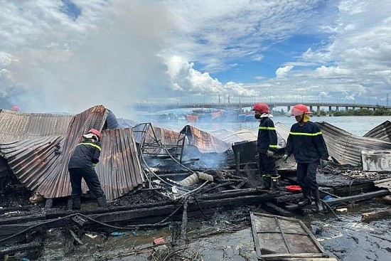 Quảng Ngãi: Cháy quán nổi trên sông Trà Bồng