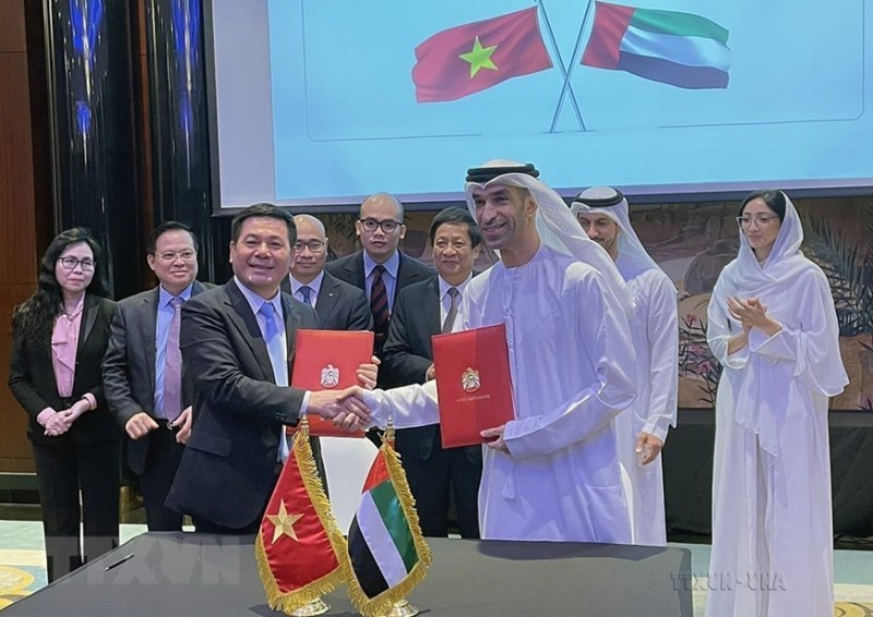 Bộ trưởng Công Thương Nguyễn Hồng Diên và Quốc vụ khanh, Bộ trưởng Ngoại thương UAE Thani Bin Ahmed Al Zeyoudi ký biên bản tuyên bố cấp Bộ trưởng về việc khởi động đàm phán Hiệp định đối tác toàn diện Việt Nam-UAE, tại Abu Dhabi, ngày 6/4/2023. (Ảnh: TTXVN)