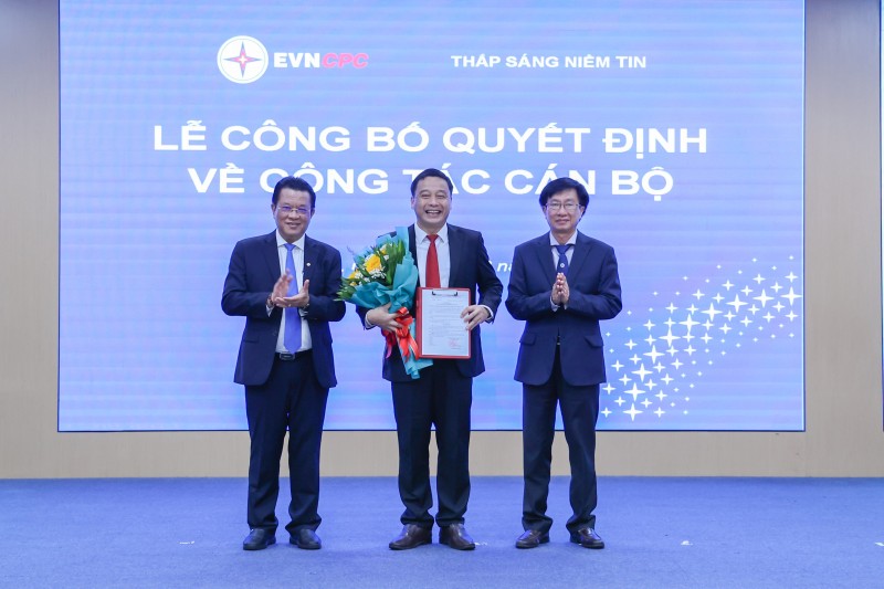 Chủ tịch HĐTV và Tổng giám đốc EVNCPC trao quyết định bổ nhiệm và tặng hoa chúc mừng tân Phó Tổng giám đốc Lê Hữu Danh