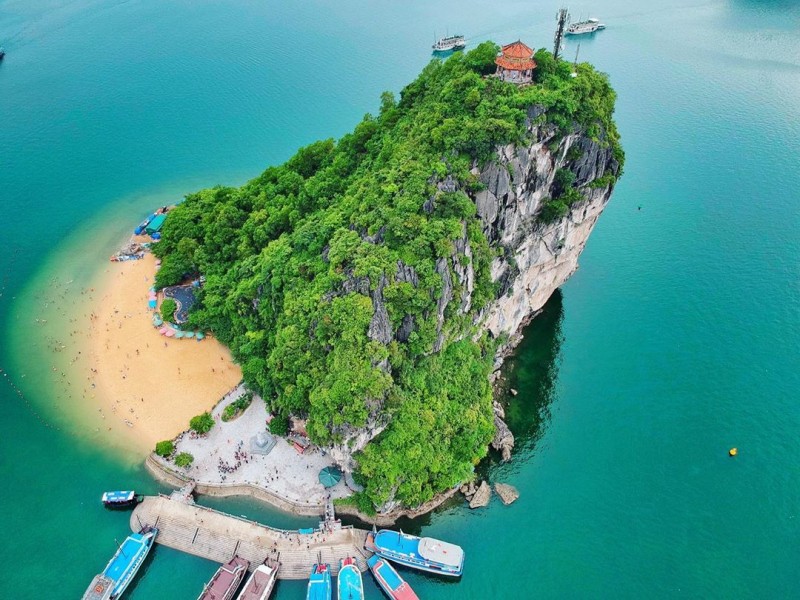 Bãi tắm trên đảo Ti Tốp, nơi duy nhất còn cho du khách vào tắm biển trên vịnh Hạ Long