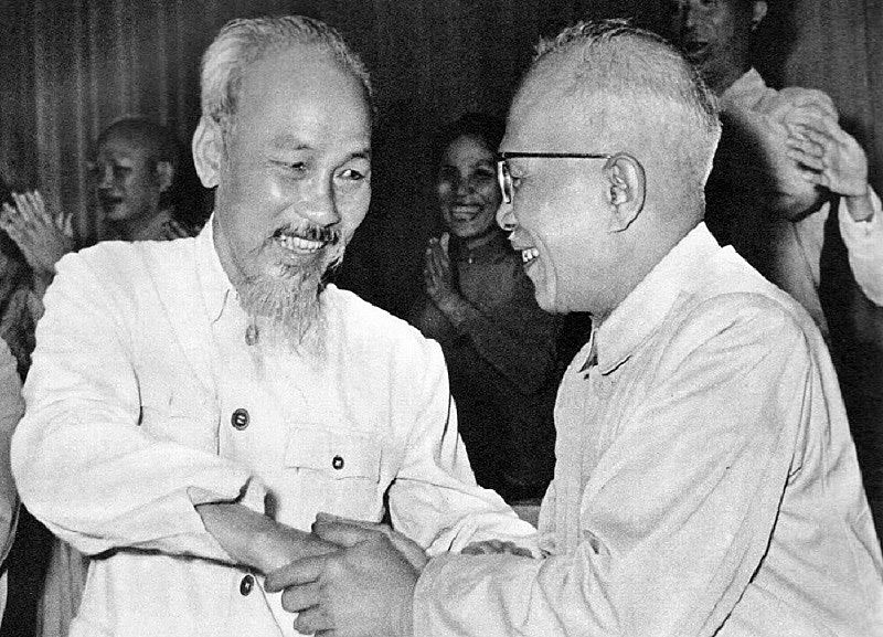 Chủ tịch Hồ Chí Minh chúc mừng đồng chí Tôn Đức Thắng được Quốc hội bầu giữ chức Phó Chủ tịch nước, năm 1960. Ảnh tư liệu 