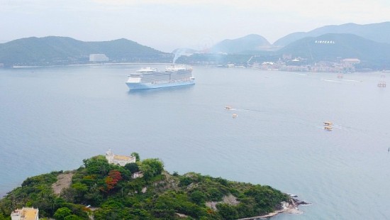 Siêu du thuyền mang theo 4.600 du khách quốc tế đến Nha Trang