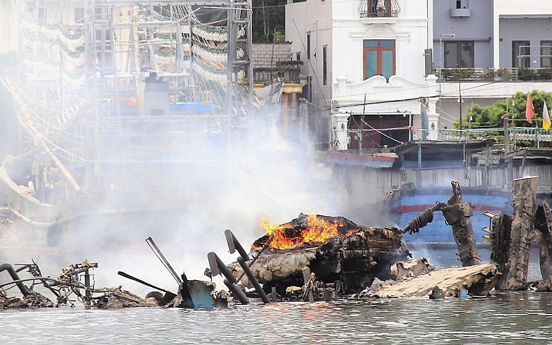Vụ cháy 5 tàu cá ở Nghệ An: Hệ thống chữa cháy nhưng không có thiết bị bên trong