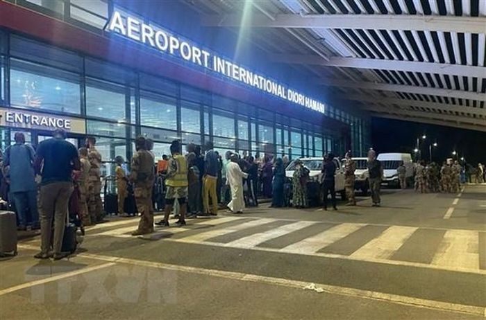 Công dân các nước chờ được sơ tán tại nhà chờ sân bay quốc tế Diori-Hamani ở Niamey, Niger ngày 1/8/2023. (Ảnh: AFP/TTXVN)